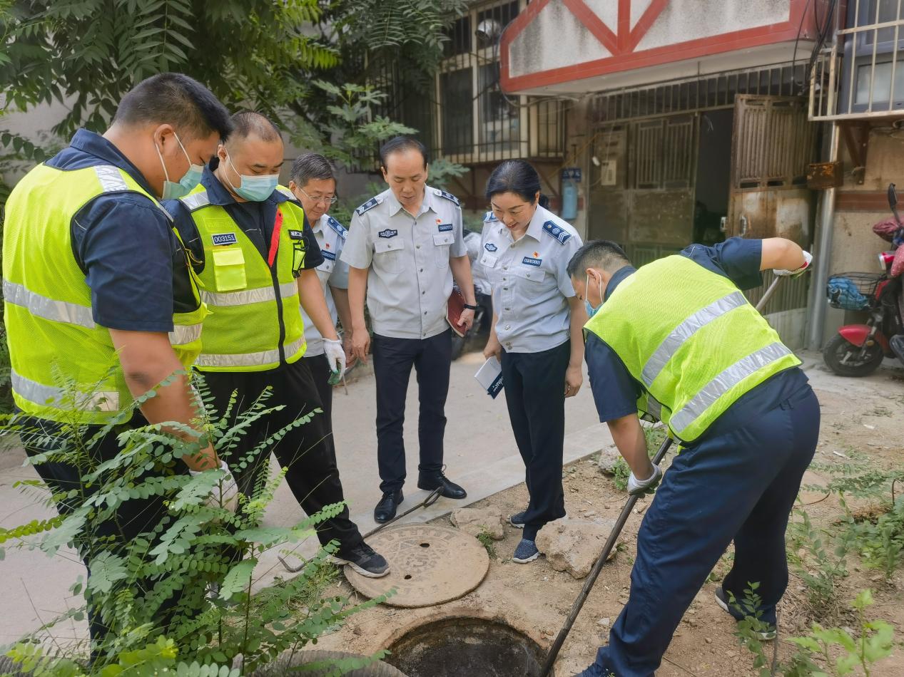 开云官方网站：济南市城肥二处领导班子带队下一线开展楼房化粪池调研暨集中清疏活动_泉城新闻_大众网(图1)