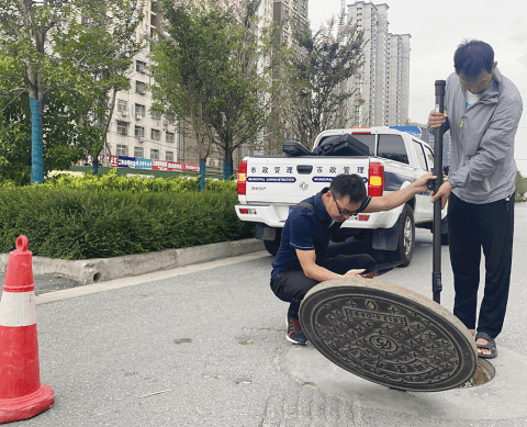 开云官方网站：疏通污水井清掏雨水井……市政工作者用汗水冲刷城市“血管”(图1)