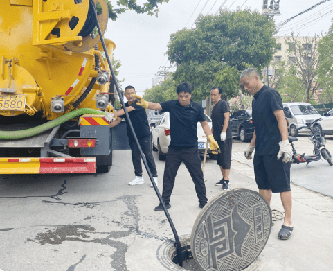 开云官方网站：疏通污水井清掏雨水井……市政工作者用汗水冲刷城市“血管”(图2)