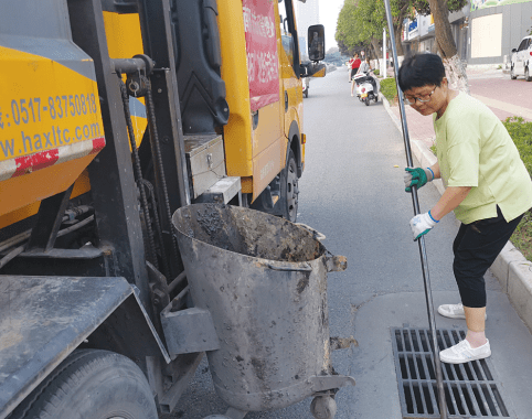 开云官方网站：疏通污水井清掏雨水井……市政工作者用汗水冲刷城市“血管”(图3)