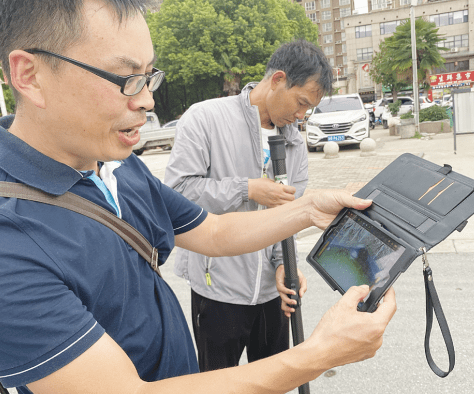 开云官方网站：疏通污水井清掏雨水井……市政工作者用汗水冲刷城市“血管”(图4)