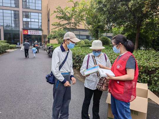 开云官方网站：河南郑州：春华街社区开展“公共文明行为常识”宣传活动(图2)